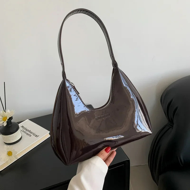 Wójcik™ | Elegancka bordowa torebka na ramię z lakierowanym wykończeniem