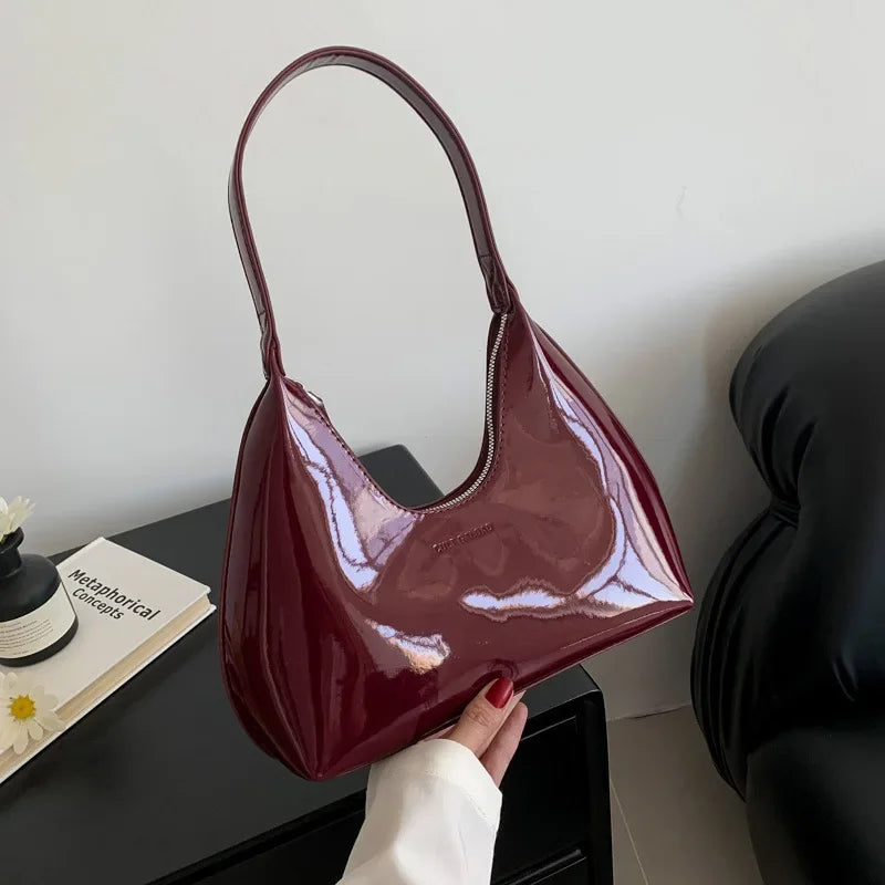 Wójcik™ | Elegancka bordowa torebka na ramię z lakierowanym wykończeniem