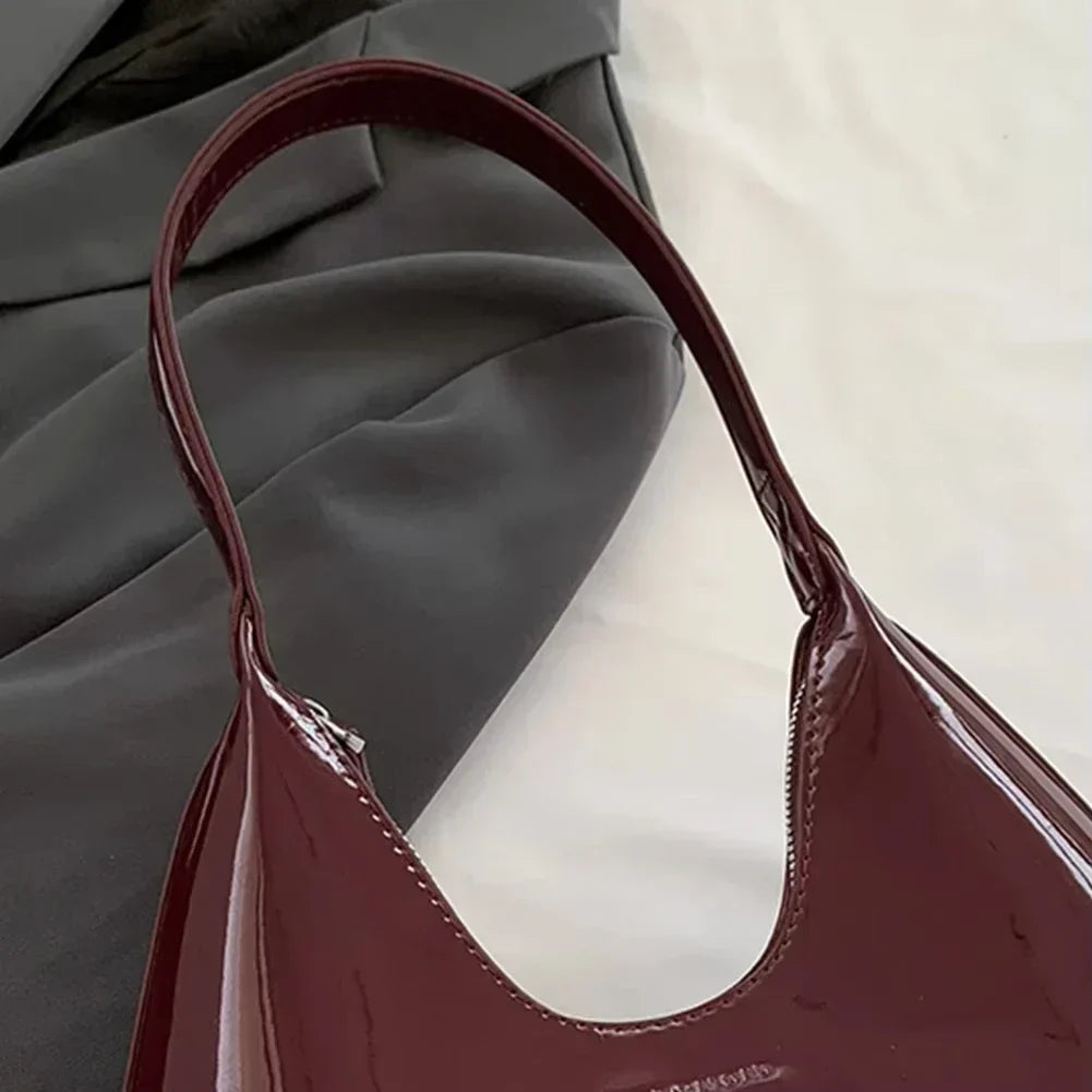 Wójcik™ | Elegancka bordowa torebka na ramię z lakierowanym wykończeniem