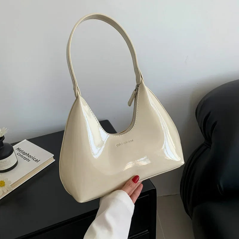 Wójcik™ | Elegancka bordowa torebka na ramię z lakierowanym wykończeniem