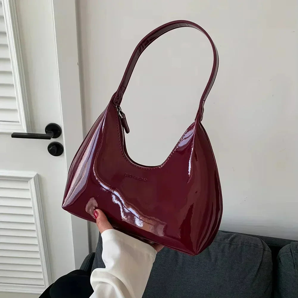 Wójcik™ | Elegancka bordowa torebka na ramię z lakierowanym wykończeniem